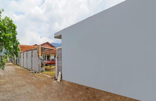 Garut Hotel | OYO 90809 Homestay Black Pink Merah Jambu Syariah
