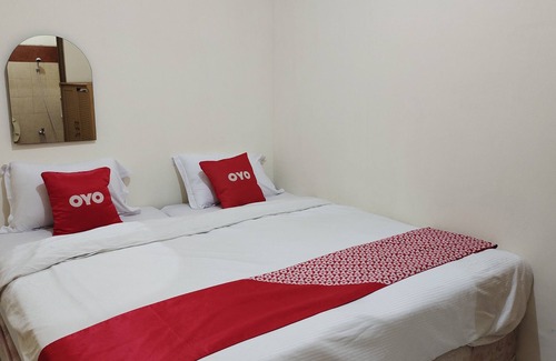 Waru Hotel | OYO 90870 C16 Siwalankerto Syariah