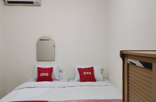 Waru Hotel | OYO 90870 C16 Siwalankerto Syariah