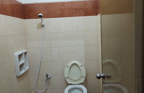 Waru Hotel | OYO 90870 C16 Siwalankerto Syariah