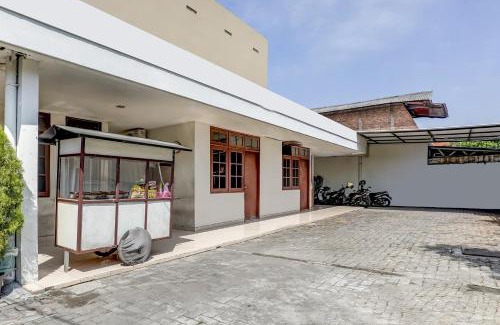 Waru Hotel | OYO 91361 Benlin D'kost Syariah
