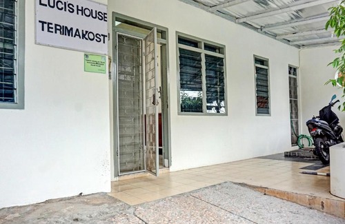 Gambir Hotel | OYO 91658 Luci’s House