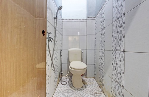Kendal Hotel | OYO 91960 Fariza House Syariah