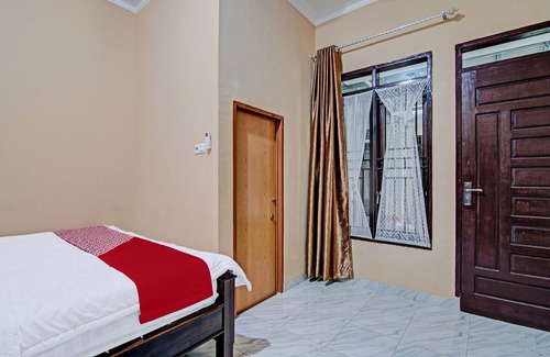 Dumai Hotel | OYO 92176 Sandira Syariah