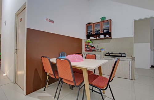 West Semarang Hotel | OYO 93095 New Puspa Residence