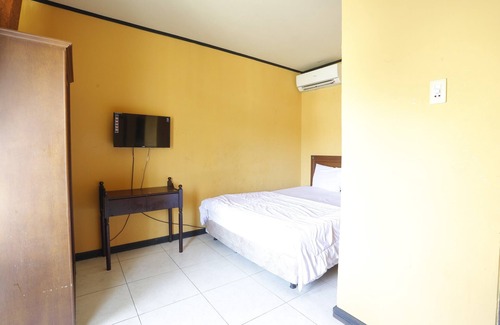 Borneo Hotel | OYO 93119 Guest House Leo Patra
