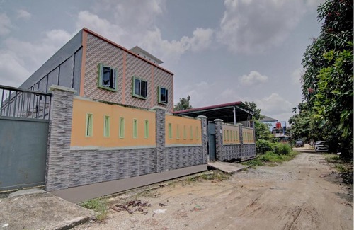 Borneo Hotel | OYO 93127 Penginapan Budhe Sri