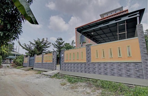 Borneo Hotel | OYO 93127 Penginapan Budhe Sri