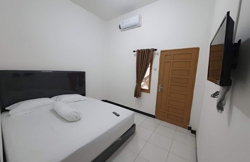 Pontianak Hotel | OYO 93306 Homestay Permana Supadio Airport