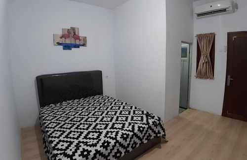 Pontianak Hotel | OYO 93306 Homestay Permana Supadio Airport
