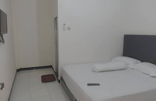 Pontianak Hotel | OYO 93306 Homestay Permana Supadio Airport