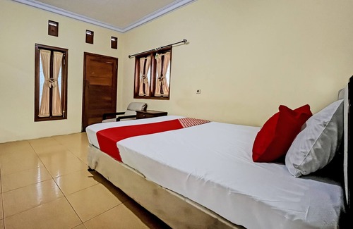 Mojokerto Hotel | OYO 93422 Villa Tirto