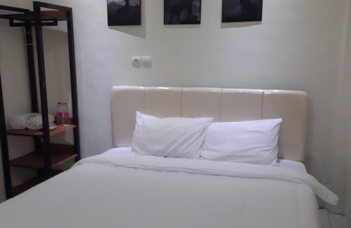 Tetebatu Hotel | OYO 93848 Kost Reski 1 Near Pasar Rakyat Limbung