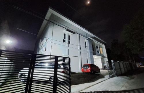 West Cirebon Hotel | OYO 93870 Damai Guest House Cirebon