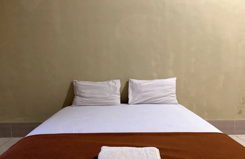 Tetebatu Hotel | OYO 93876 Athirah Kost Near Permandian Wisata Istana Mappala