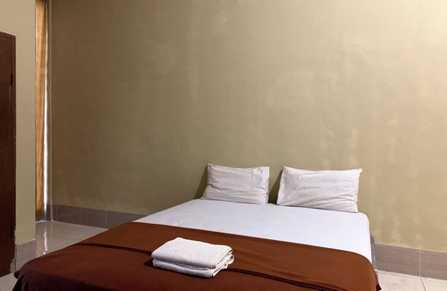 Tetebatu Hotel | OYO 93876 Athirah Kost Near Permandian Wisata Istana Mappala