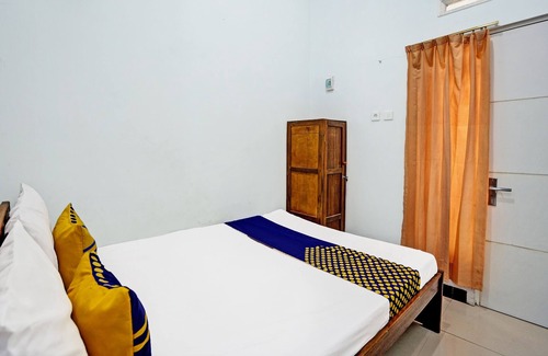 Tetebatu Hotel | OYO 93876 Athirah Kost Near Permandian Wisata Istana Mappala