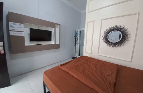 Karawang Timur Hotel | OYO 93962 Jm Guest House
