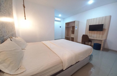 Karawang Hotel | OYO 94103 Sands Residence Ii