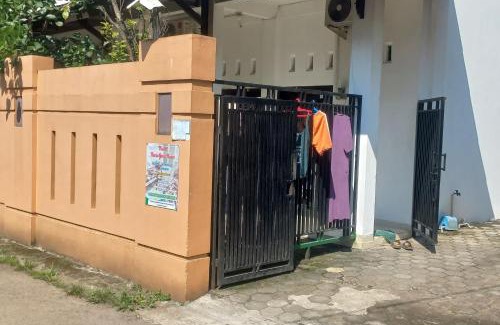 Purwokerto Hotel | OYO 94650 Guest House Sakinah