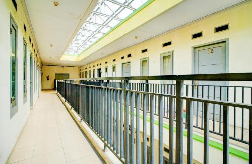 Depok Hotel | OYO 94716 Hartini Residence Syariah