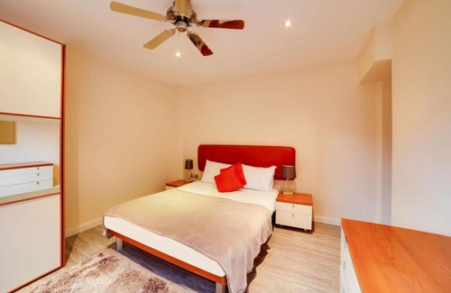 Courtfield Hotel | OYO Cosy Apartment in London with Jacuzzi