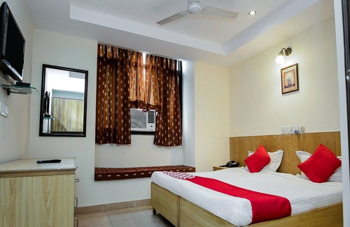 Pashim Vihar Hotel | OYO Flagship 15411 pachim vihar metro station