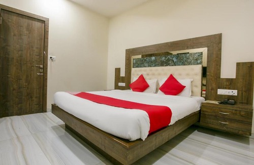 Kurla West Hotel | OYO Flagship 76107 Royce Executive