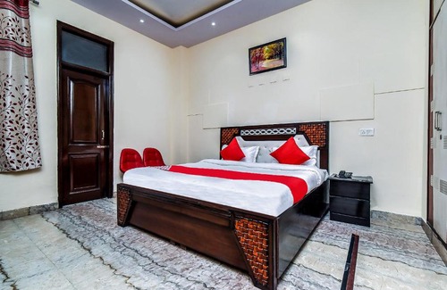 Rohini Hotel | OYO Florence Residency Near M2K Cinemas Rohini