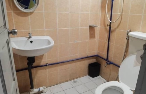 Semporna Hotel | OYO HOME 90667 Chen Room Bs