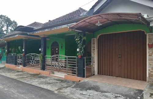 Turi Hotel | OYO Homes 91083 Desa Wisata Plosokuning Syariah