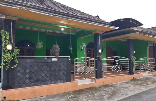 Turi Hotel | OYO Homes 91083 Desa Wisata Plosokuning Syariah