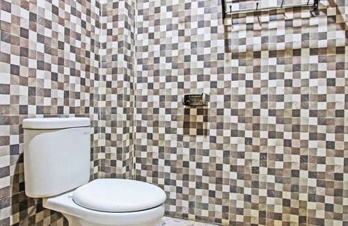 Surakarta Hotel | OYO Homes 93608 YY's House Syariah