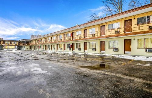 Peoria Hotel | OYO Hotel Downtown Peoria I-74