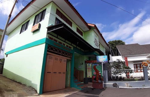 Kuningan Hotel | OYO Life 2884 Wisma Jatnika Syariah