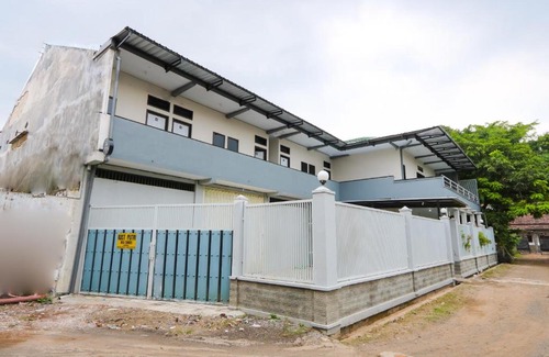Jember Hotel | OYO Life 3187 Kost Putri Bu Chris