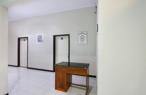 Jember Hotel | OYO Life 3187 Kost Putri Bu Chris