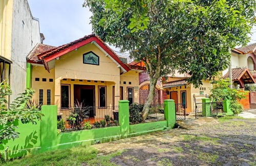 Java Hotel | OYO Life 91478 Wisma Aura Syariah