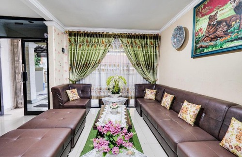 Cileunyi Hotel | OYO Life 91994 Sawerigading Jatinangor Syariah