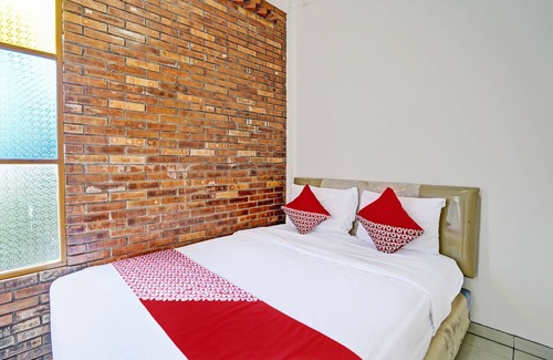 Surabaya Hotel | OYO Life 92030 Ef Palm Guest House Family