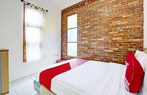 Surabaya Hotel | OYO Life 92030 Ef Palm Guest House Family