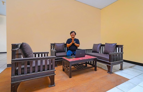 Beber Hotel | OYO Life 92641 Guest House Palinggihan Ii