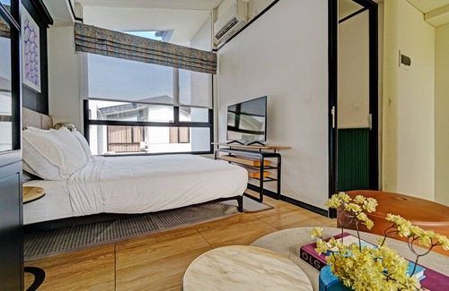 Karawang Hotel | OYO Life 92719 Rolling Hills Residence Karawang