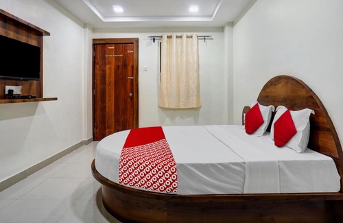 Pune Hotel | OYO Om Shree Executive Lodging