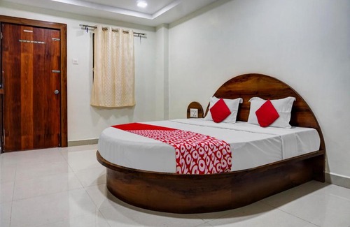 Pune Hotel | OYO Om Shree Executive Lodging