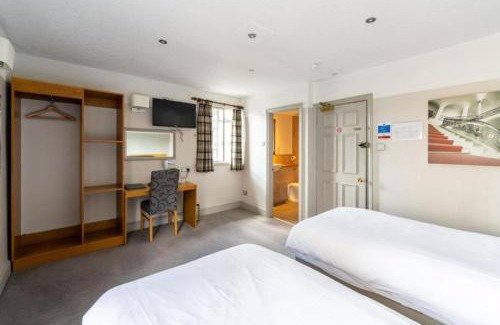 Luton Hotel | OYO The Red Lion Hotel