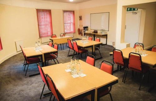 Luton Hotel | OYO The Red Lion Hotel