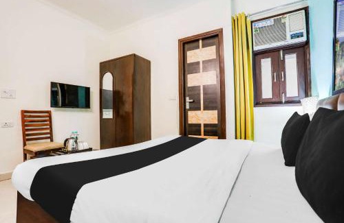 Sainik Farm Hotel | OYO Townhouse Anmol Residency