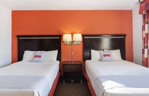 Dodge City Hotel | OYO Townhouse Dodge City KS