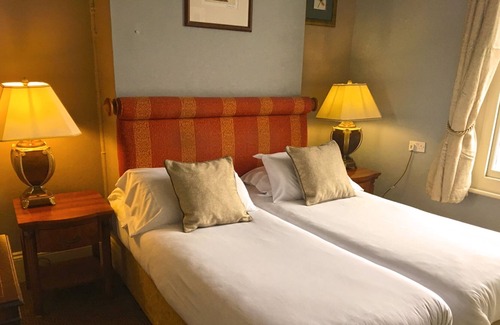 Storrington Hotel | OYO White Horse Hotel
